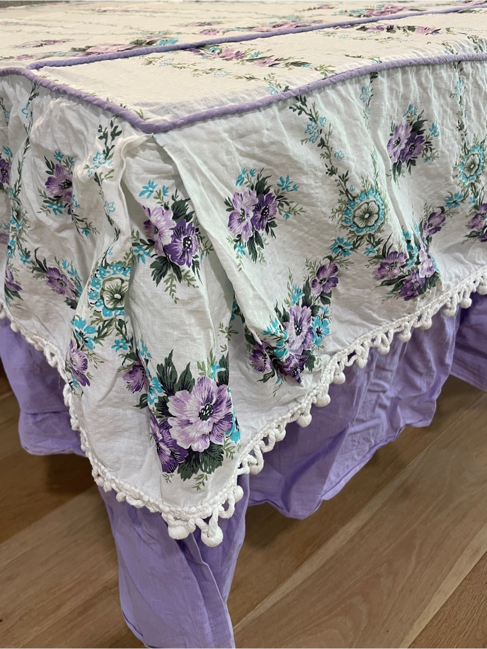 Vintage ruffled floral Bedspread in Lavender and White - 1960s